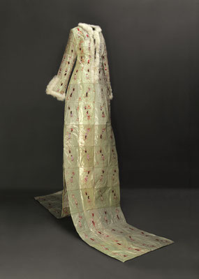 Brautkleid IV mit Kaninchenfell, 2013, Mülltüten, Kaninchenfell Garn, Perlen, ca. 220 cm