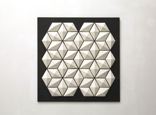 Cluster I  2017 Porzellan auf pigmentierter Holzfaser, 49 teilig 60 x 60 x 4 cm