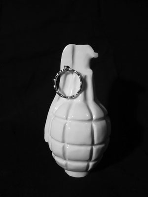 HGr-E942 Porzellan-Nachbildungen der MK2-Granate, gefüllt mit Lachgas, 2012, Porzellan, 3 / 230,  13,5 x 7 x 6 cm