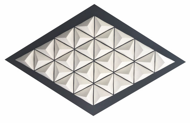 CLUSTER III 2020 Biskuit-Porzellan auf pigmentiertem MDF 62 x 100 x 7 cm