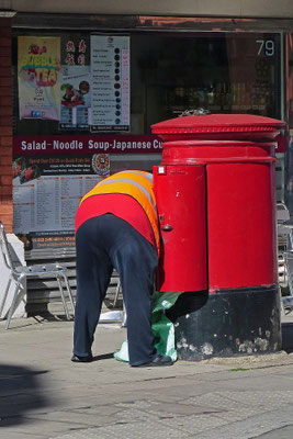 Die Briefkästen sind groß in London . . .