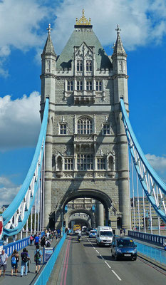 Die Tower Bridge ist eine im neugotischen Stil errichtete Bücke. Sie ist als kombinierte Hänge- und Klappbrücke 244 Meter lang.