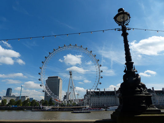 Das "London Eye" ist 135 Meter hoch, eine Fahrt rundherum dauert 30 bis 40 Minuten.