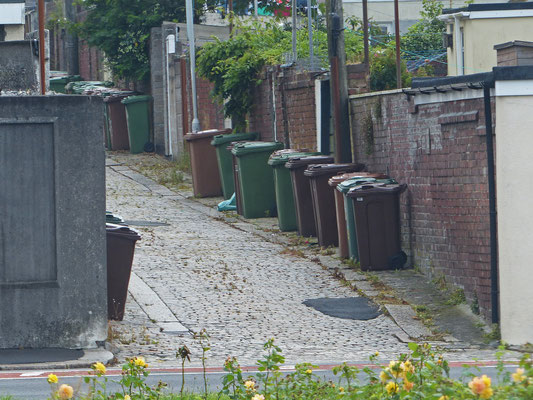 Extra Versorgungsstraßen hinter den Häusern . . .