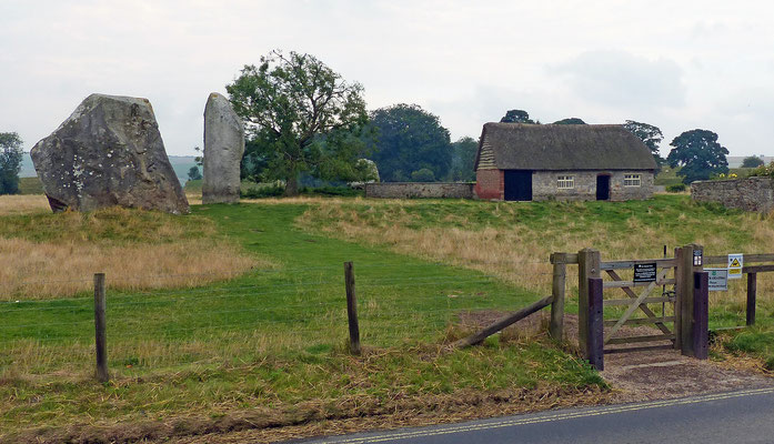 Avbury steht mitten im Steinkreis, viele Häuser wurden aus den Steinen gebaut.