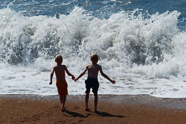 Die Kinder lieben die hohen Wellen