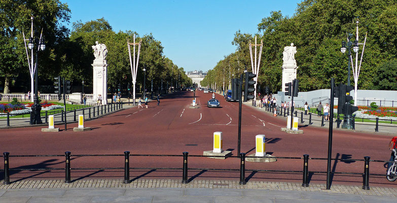 The Mall - die Prachtstraße Londons. Sie führt vom Buckingham Palace zum  Admiralty Arch und weiter zum Trafalgar Square.