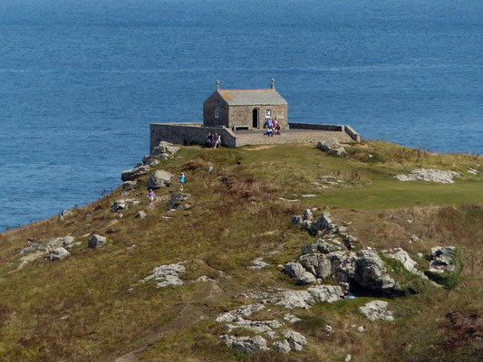 Der Küstenwanderweg geht an dieser kleinen Kirche "St. Nicolas Chapel" vorbei.