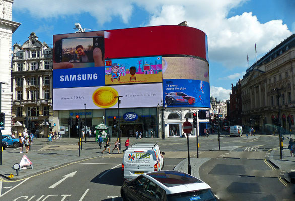 Piccadilly Circus - kennt jeder aus den Englisch-Büchern in der Schule. Er wurde bereits 1819 fertiggestellt. Er ist heute für seine Reklametafeln bekannt.