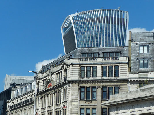 Im Hintergrund das "Walkie Talkie"-Hochhaus - es wurde 2015 zum "Hässlichsten Gebäude Großbritanniens gekürt ! Das Gebäude verursacht sogar extreme Fallwinde, die Fußgänger glatt umhauen.