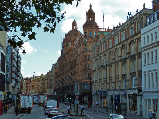 Vorbei an Harrod's - DAS Kaufhaus in London. Im Untergeschoss des Kaufhauses befindet sich ein Lady Diana und Dodi Fayed gewidmeter Gedächtnisbrunnen.
