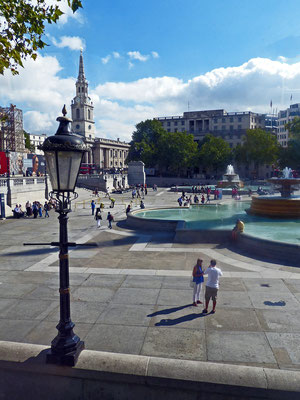 Trafalgar Square. Er ist der größte öffentliche Platz und bereits seit dem Mittelalter ein zentraler Treffpunkt. 