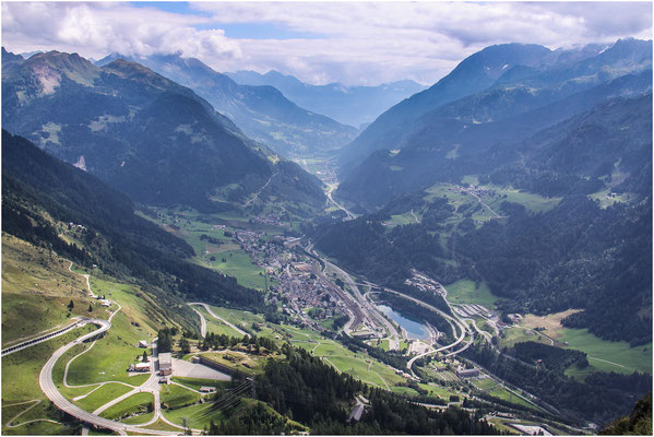 Gotthard Pass mit Blick auf Airolo 2009  | EOS 50D  24 mm  1/500 Sek.  f/5,6  ISO 100