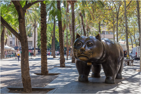Barcelona, Rambla del Raval mit Skulptur "El Gat" von Fernando Botero, 2016 | Canon EOS 6D  47 mm  1/200 Sek.  f/8,0  ISO 320