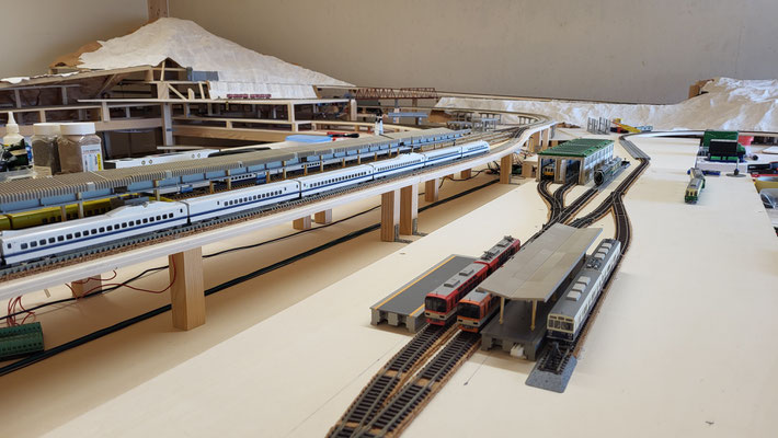 Der Bahnhof der Kudanaden-Linie, links daneben der erhöhte Shinkansen-Bahnhof.