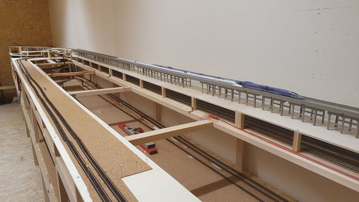Blick in die "andere Richtung". Die Kehrschlaufe auf der linken Seite liegt schlussendlich "unter" dem Lokalbahnhof Suo-Takamori