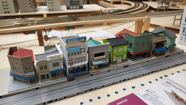 Die Strecke der "Kudamatsu-Nagata Dentetsu" und der "Yonekawa Electric Railway" müssen sich östlich vom Bahnhof Sumizakicho den Weg mit den Autos teilen.