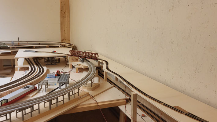 Blick in Richtung Bahnhof Kume. Ganz unten rechts ist die Weiche für die neue Strecke (der noch namenlosen Bahn) Richtung Shimata-Tal zu sehen.