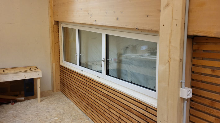 Das neue Fenster ist eingebaut. Jetzt muss dann noch die Fassade entfernt werden, damit man auch wirklich nach draussen schauen kann...