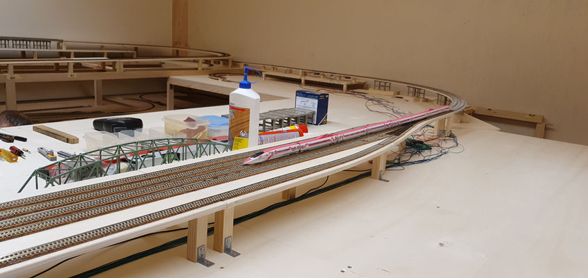 Der "Hello Kitty"-Shinkansen fährt von Osten kommend in Kawate ein.