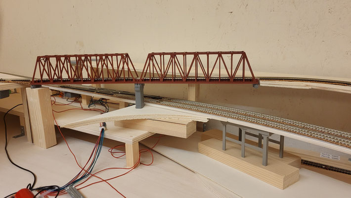 Die Brücke über die Shinkansen-Strecke