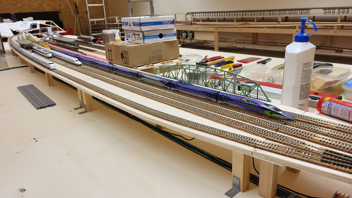 6 Shinkansen im 5-gleisigen Bahnhof Kawate.