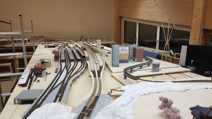 Blick auf die Stadt Kawate mit (von links) dem JR-, dem Shinkansen- und dem Kudananden-Bahnhof (ganz im Hintergrund)