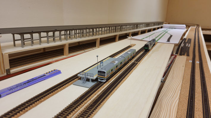 Der Vorortsbahnhof Suo-Takamori im Bau, dahinter das Viadukt der Shinkansen-Strecke. Dazwischen wird dann die Ortschaft Takamori liegen.