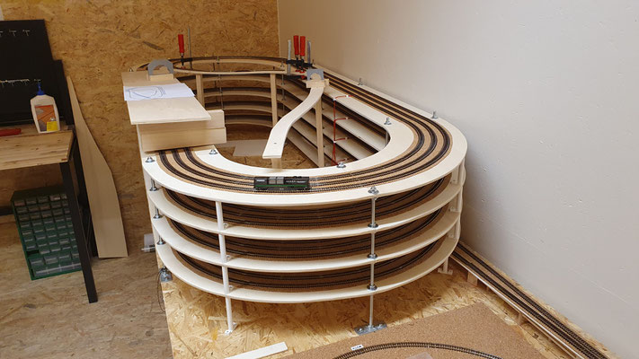 Das Trassenbrett der Shinkansen-Strecke und die Tunnelportale sind provisorisch aufgestellt.