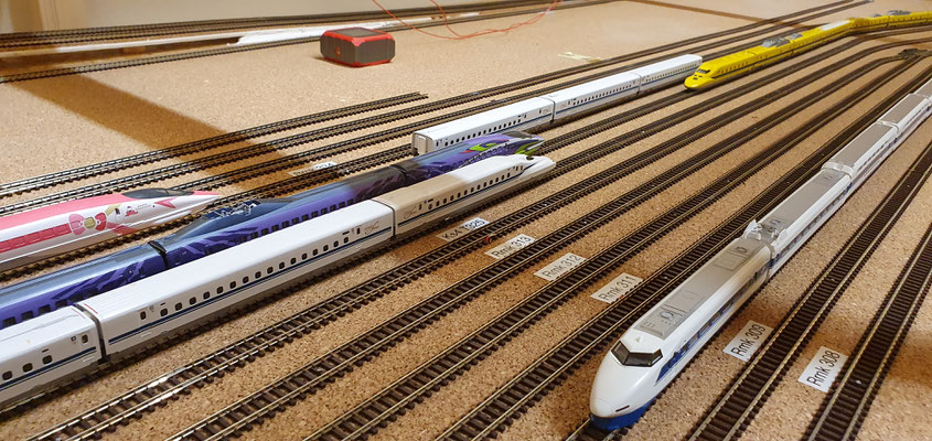 Einige Shinkansen warten im Schattenbahnhof auf ihren Einsatz.