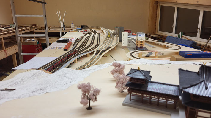 Aussicht auf den (fast) fertig gebauten Bahnhof Kawate vom Okimicho-Tempel aus