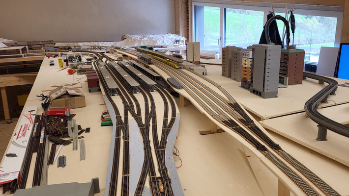 Sicht auf den JR- und Shinkansen-Bahnhof von Kawate.