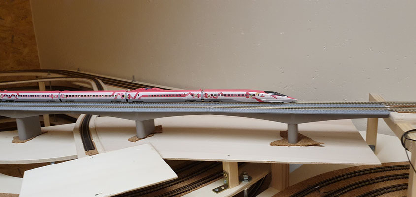 Shinkansen Typ 500 "Hello Kitty" auf dem Weg Richtung Takamori-Viadukt und dann weiter nach Kawate.