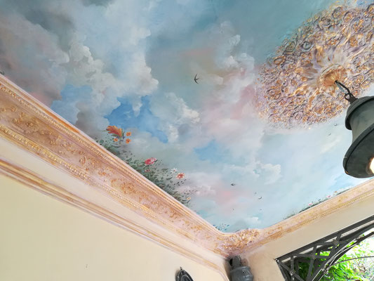 Ciel et ornements floraux - porche d’entrée 