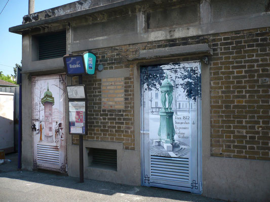 Illustration peinte sur édicule technique"le vieux Paris"- Drancy