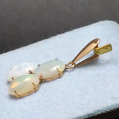 Opal 3 stone k18 pendant top