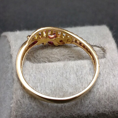 18-karat gold ring with 4 rubies and 2 melee diamonds