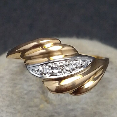 18K gold and platinum 900 combination ring with 3 melee diamonds