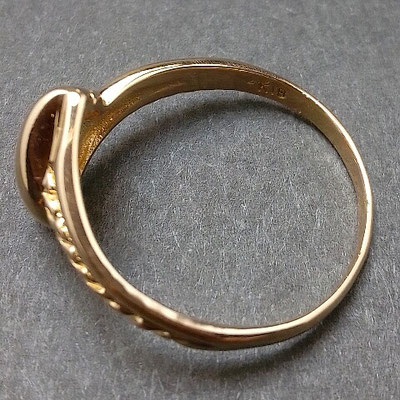 18K gold ring with a size of 10.5