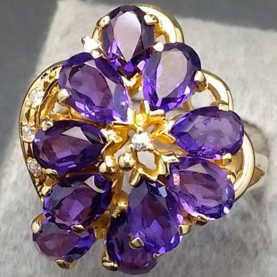 18-karat gold ring with 10 amethyst stones and 5 melee diamonds