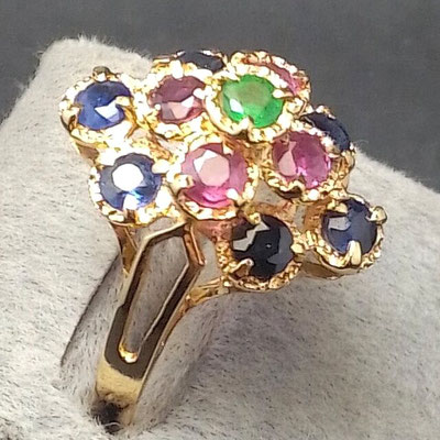 18-karat gold ring with 1 emerald, 4 rubies and 6 sapphires