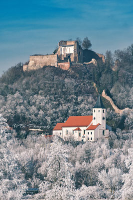 Burg Donaustauf im Winter.