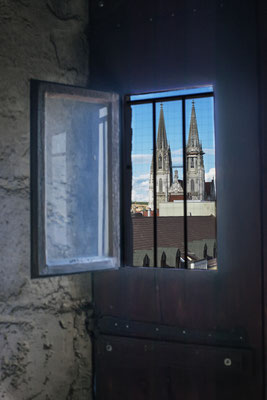 Regensburger Dom durch das Kirchenturmfenster.