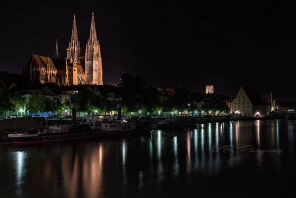 Regensburger Dom und Donauufer bei Nacht