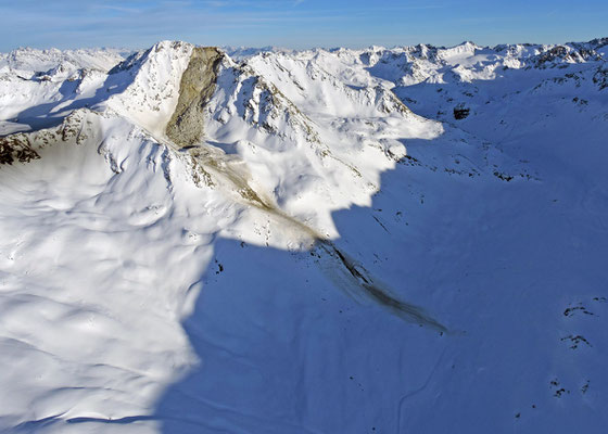 Der Felssturz löste eine Schneelawine aus. Das Schnee-Geröll-Gemisch erreichte schliesslich fast die Flüela Passstrasse, die noch Wintersperre hat.