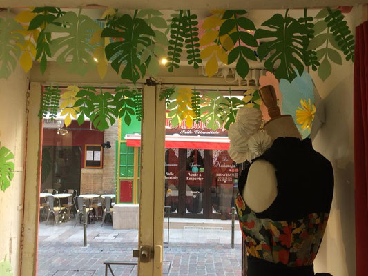Décoration végétale en papier, vitrine boutique Melle rue Peyrolières à Toulouse, robe MILA