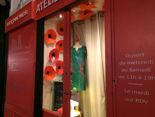 Devanture boutique Melle, déco coquelicots et robe MAFALDA