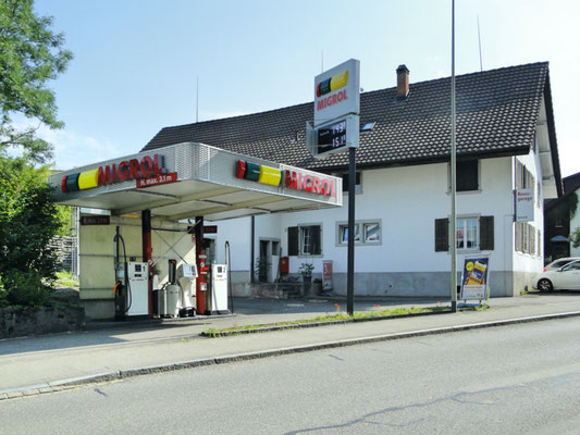 Seitenansicht mit Tankstelle