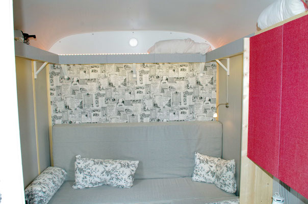 Das Bett-Sofa, zum schlafen wird der Lattenrost herausgezogen und die Matratze runter geklappt. 1,40m x 2,00m