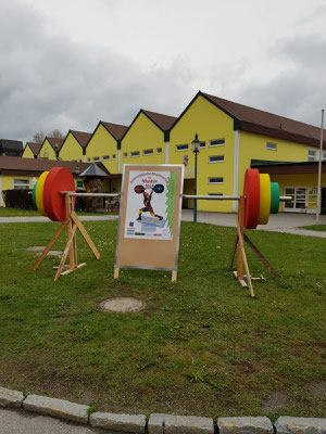 Plakat & Superhantel vor der Wettkampfhalle in Schrems